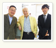 （左から）
専門学校ルネサンス・ペット・アカデミー 
校長の中野勘次郎、加藤院長、教務部獣医師の鈴木拡幸 （2013.4.6）