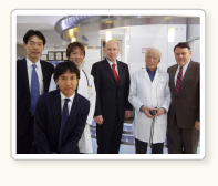写真左から、ゾエティス･ジャパン株式会社コンパニオンアニマルビジネス統括部（2名）　写真中央、ステファン・ヴァイスコフ-アジア・パシフィック担当取締役副社長　写真右、ホルヘ・ペレス＝マルティネス代表取締役社長（日本支社）
（2014.4.4）